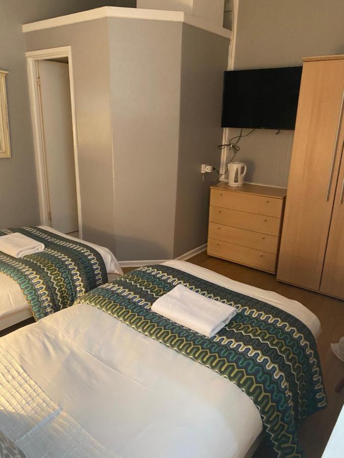 The Silverdale . Farnborough  Exteriör bild